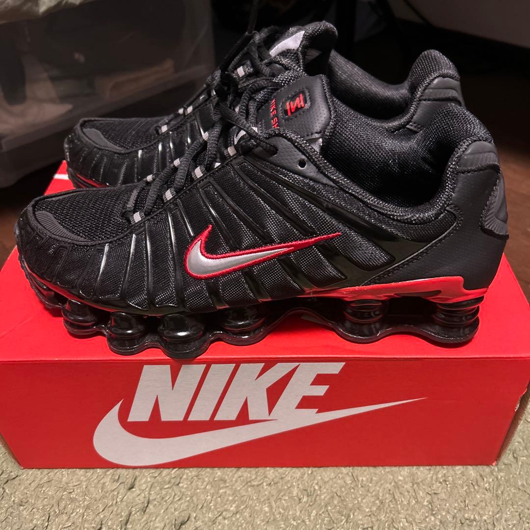 シューズ NIKESHOXTLBLACK/UNIVERSITYRED