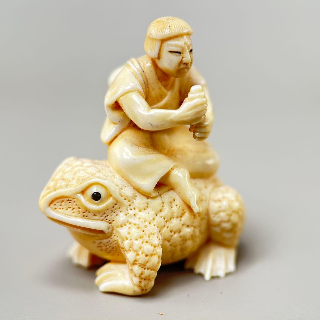 カエルに乗った人物彫刻 極上根付天然素材アンティーク骨董飾り物古美術置物細密細工