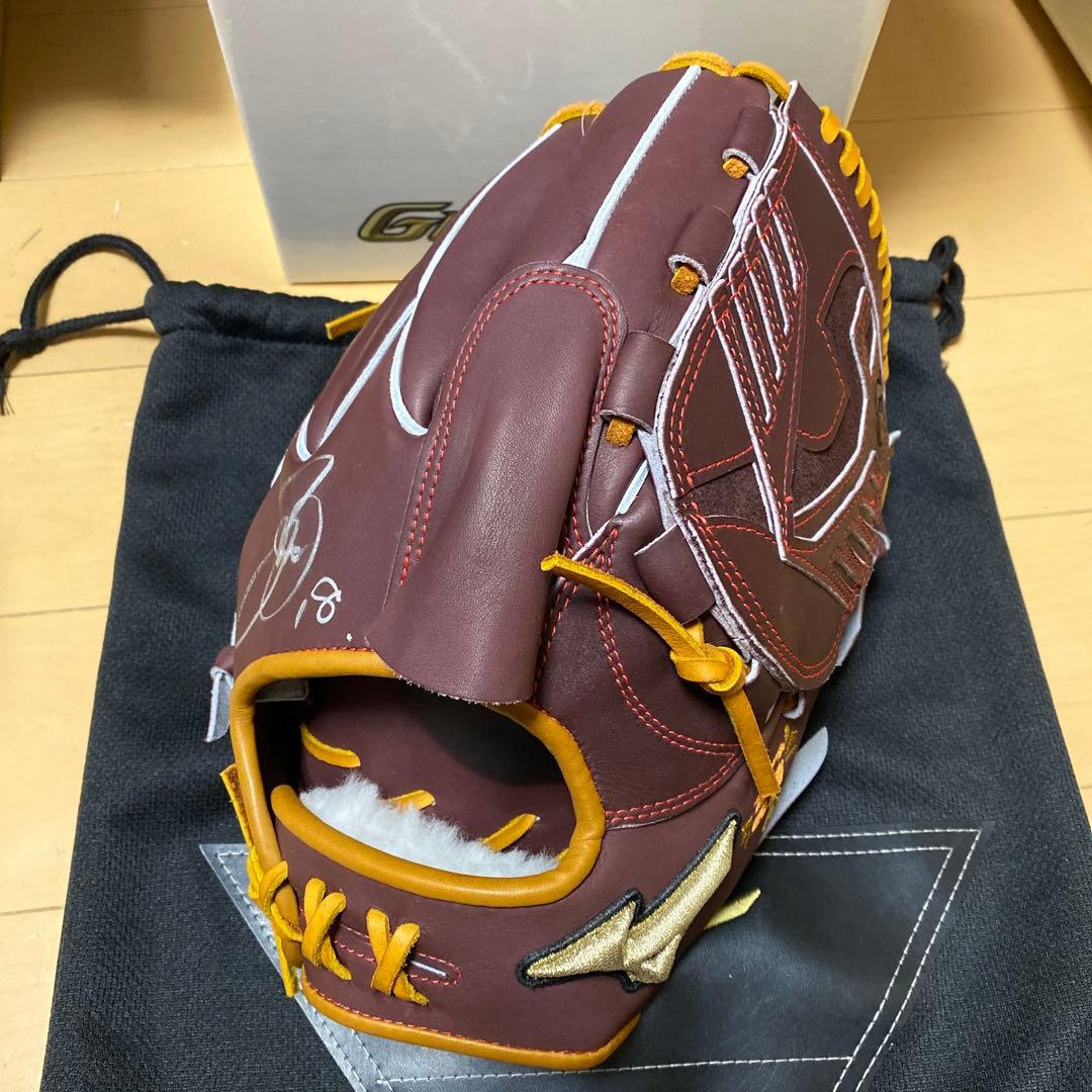 菅野智之サイン入りグローブ