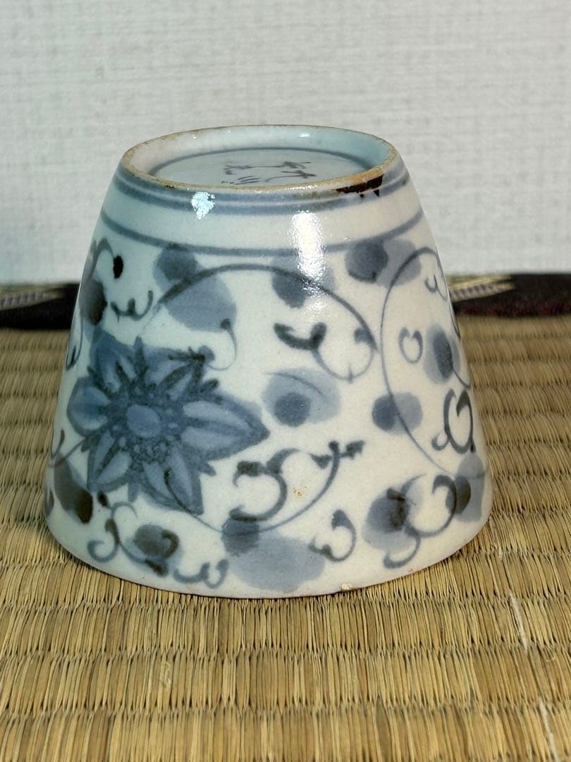 古伊万里蕎麦猪口・初期手 染付唐草　一部こんにゃく版 口縁部に金繕いあり