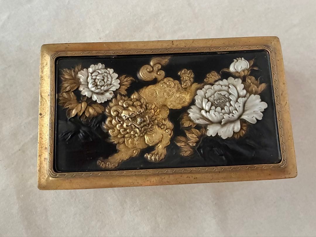 アンティーク金属製 ケース 獅子彫刻