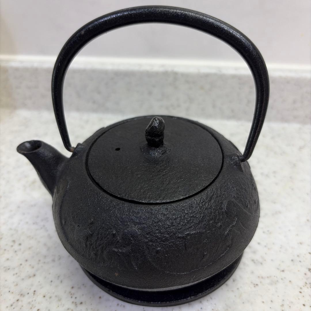 南部鉄器　波千鳥柄急須　と　鍋敷き　天女柄