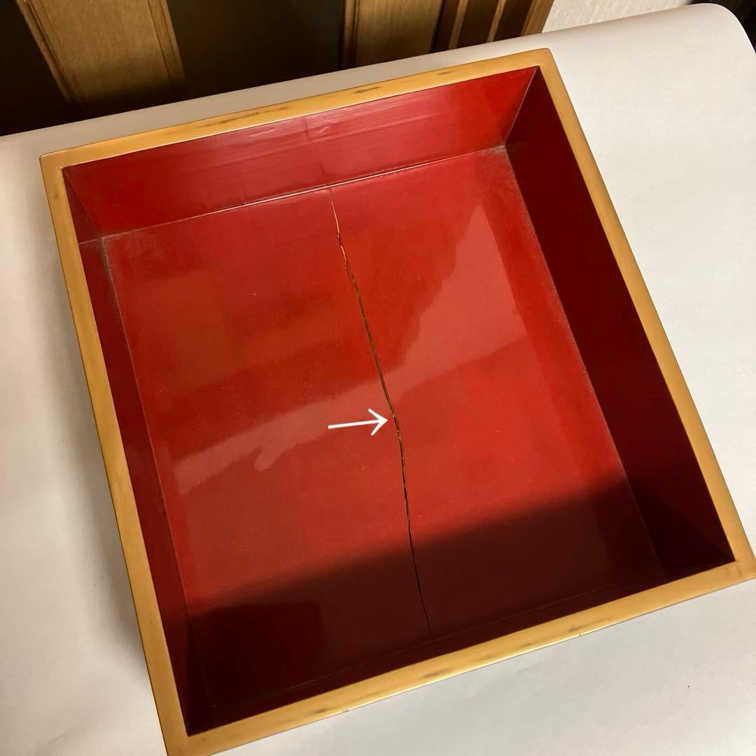 金縁黒内朱塗りのハ寸五段重箱と蓋二枚／金縁黒内朱塗りの重臺（じゅうだい）一個