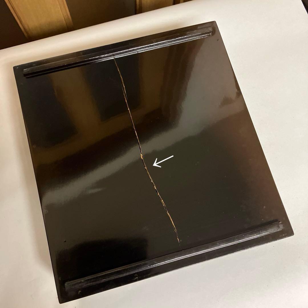 金縁黒内朱塗りのハ寸五段重箱と蓋二枚／金縁黒内朱塗りの重臺（じゅうだい）一個