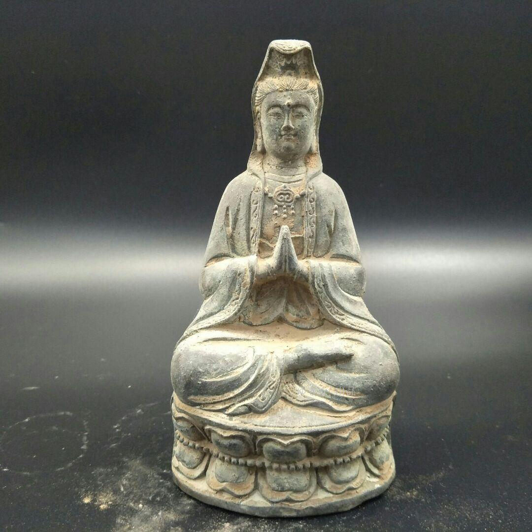 古玩工芸品の銅器は蓮観音に盤座して置物をします。