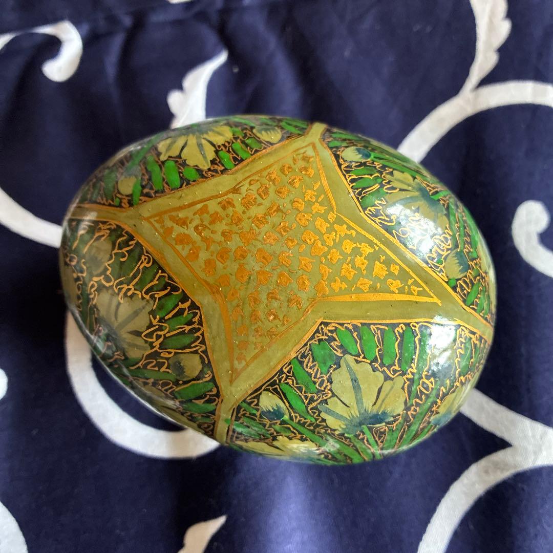 卵型の緑と金の小物入れ