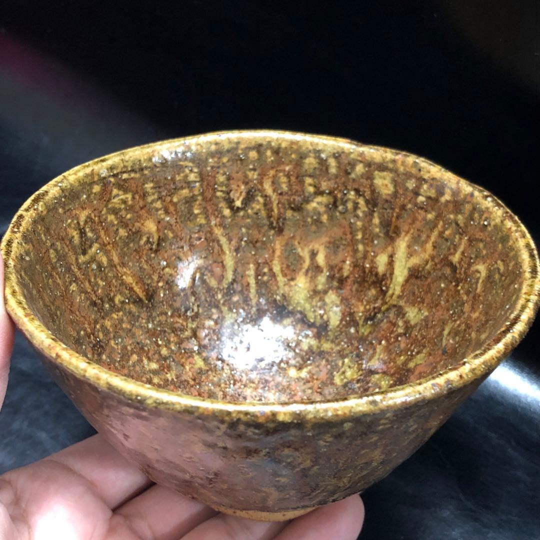 究極の美◆蔵から美しいマダラの荒々しい釉薬のかけられた抹茶茶碗が出て来ました。