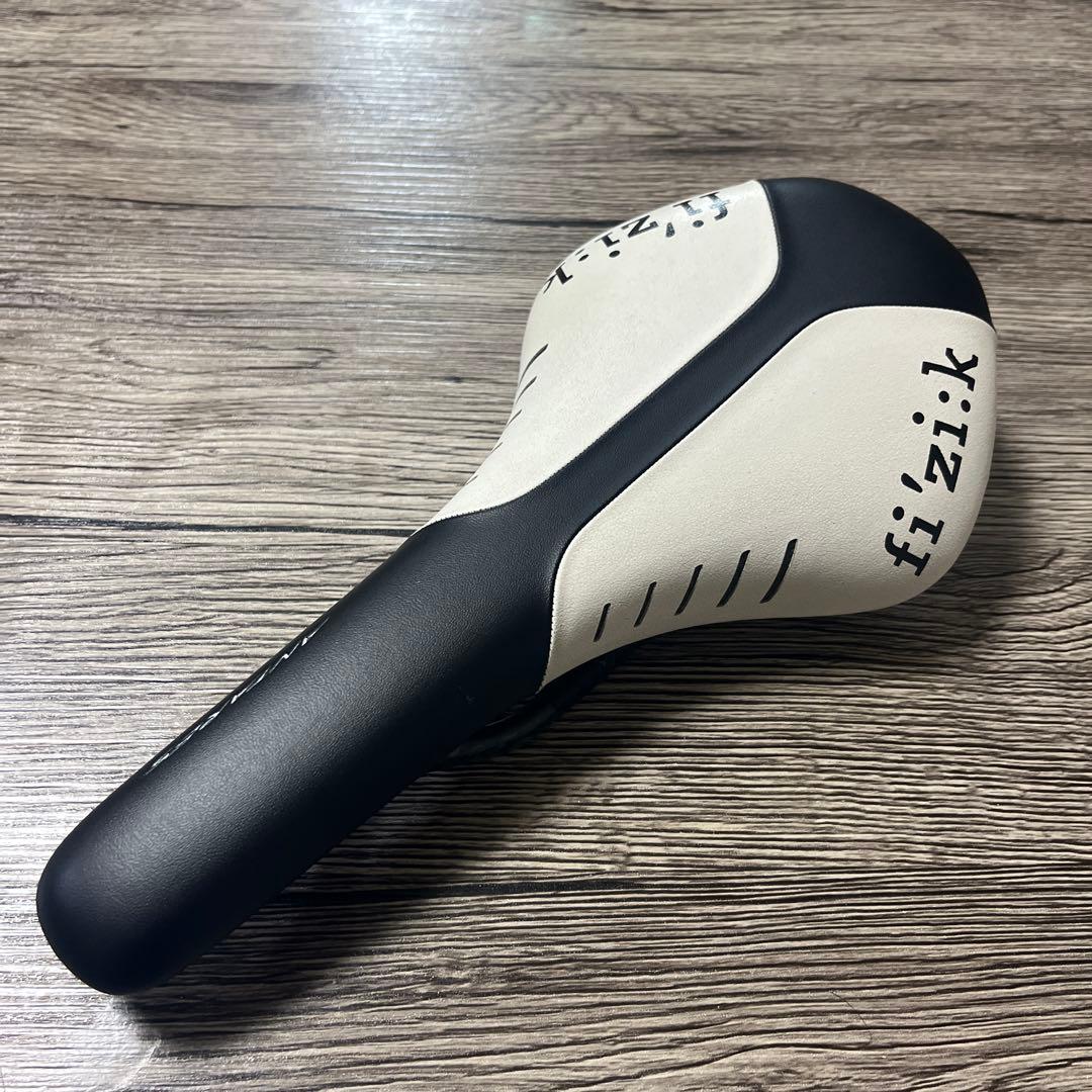 フィジーク　サドル アンタレス R1 ホワイト／ブラック