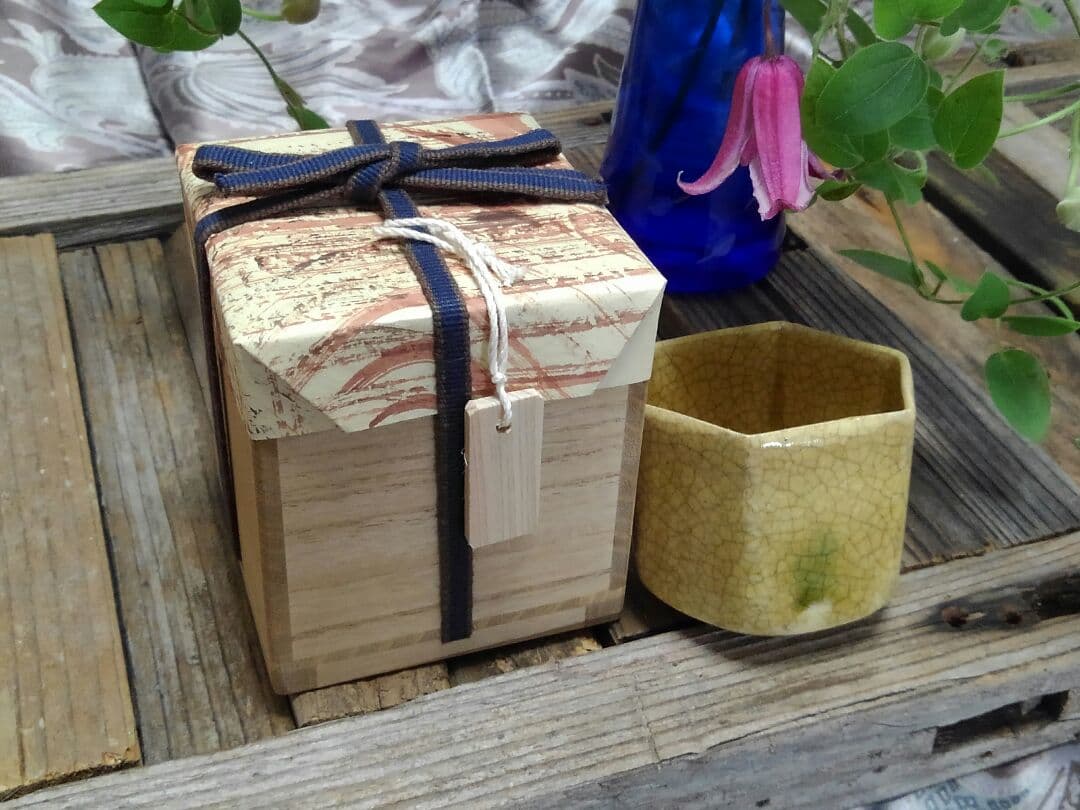 黄瀬戸　ぐい飲み　四方桟 桐箱付き　ぐい飲み　美濃焼　骨董品