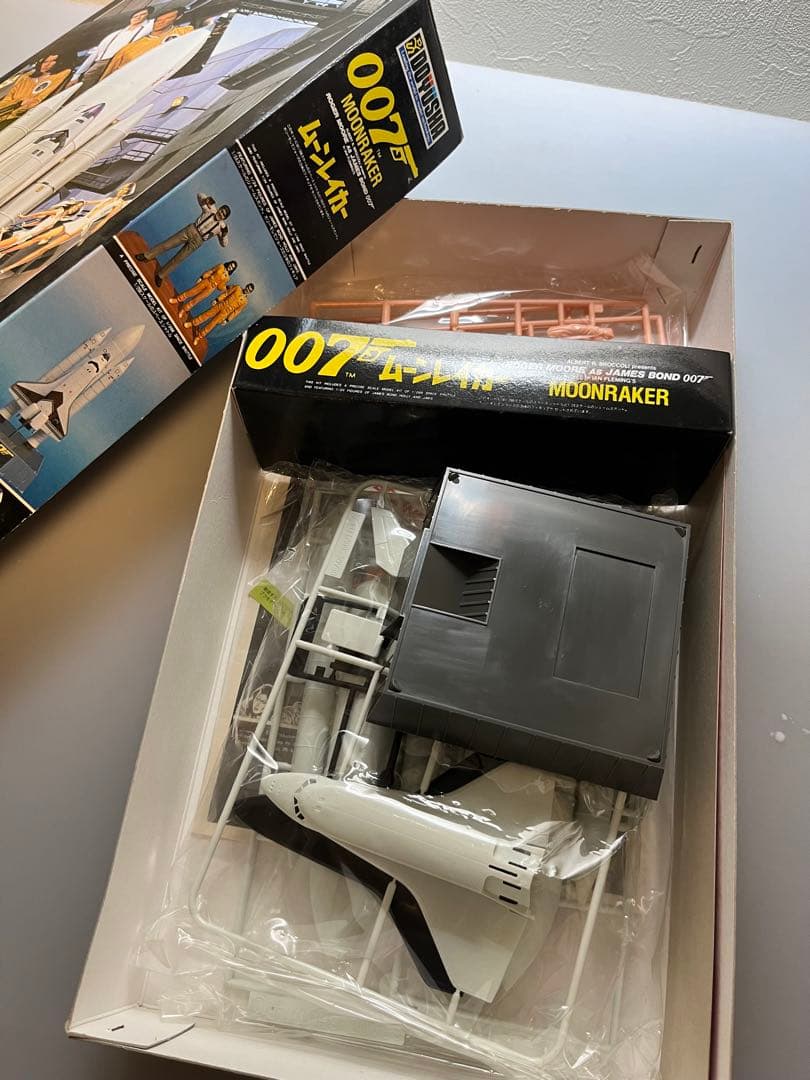 童友社 007 ムーンレイカー　1/288スペースシャトル　フィギュア３体付き