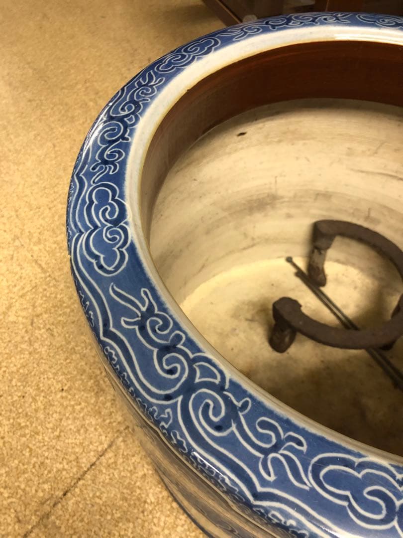 水弾きの技法を使った希少品　伊万里火鉢