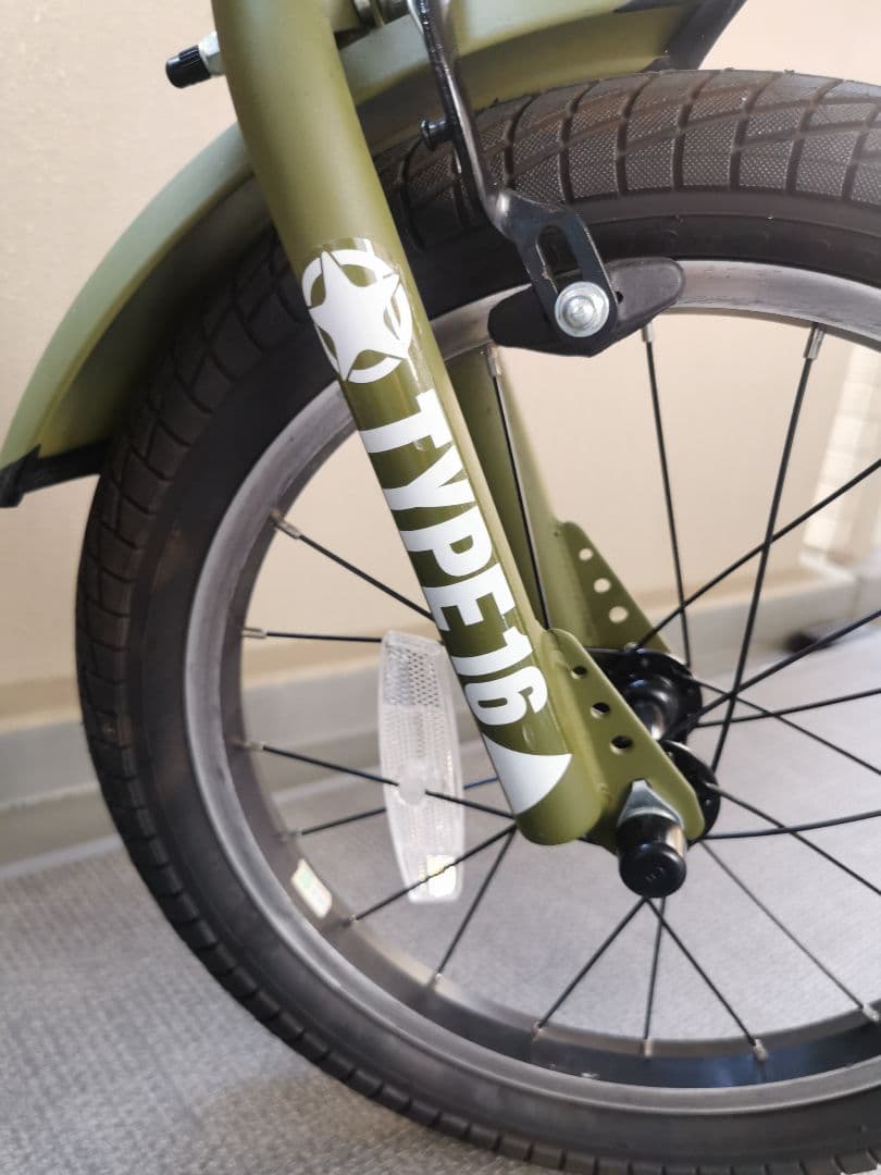 子供用自転車　16インチ　限定モデル　未使用の補助輪あり