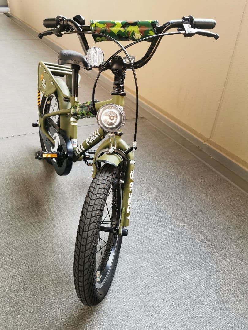 子供用自転車　16インチ　限定モデル　未使用の補助輪あり