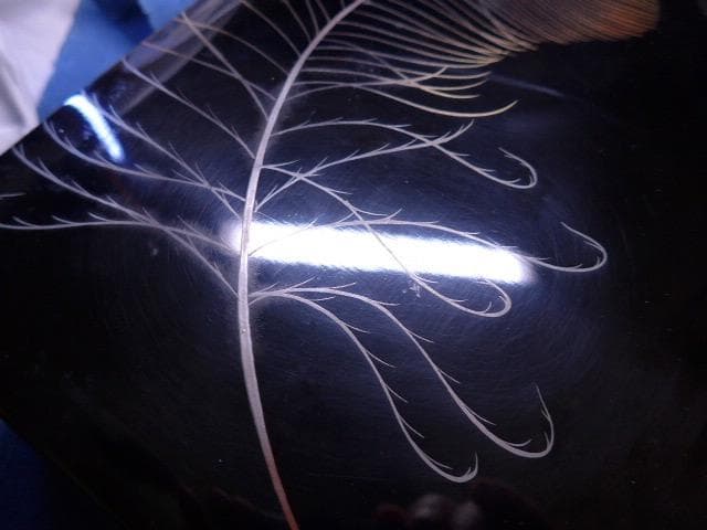 美しい黒塗りの文箱です。青貝の象嵌があり意匠が綺麗です。勲章の副賞です