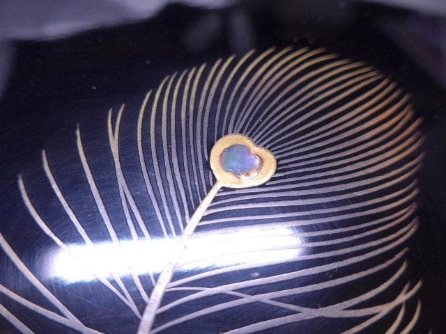 美しい黒塗りの文箱です。青貝の象嵌があり意匠が綺麗です。勲章の副賞です