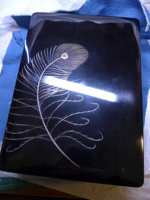 美しい黒塗りの文箱です。青貝の象嵌があり意匠が綺麗です。勲章の副賞です