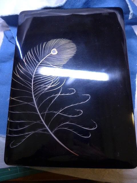 美しい黒塗りの文箱です。青貝の象嵌があり意匠が綺麗です。勲章の副賞です