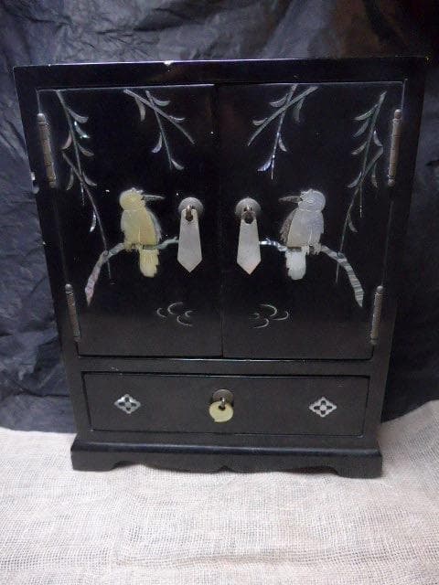 黒漆の象嵌の入った小引き出しです。韓国製です