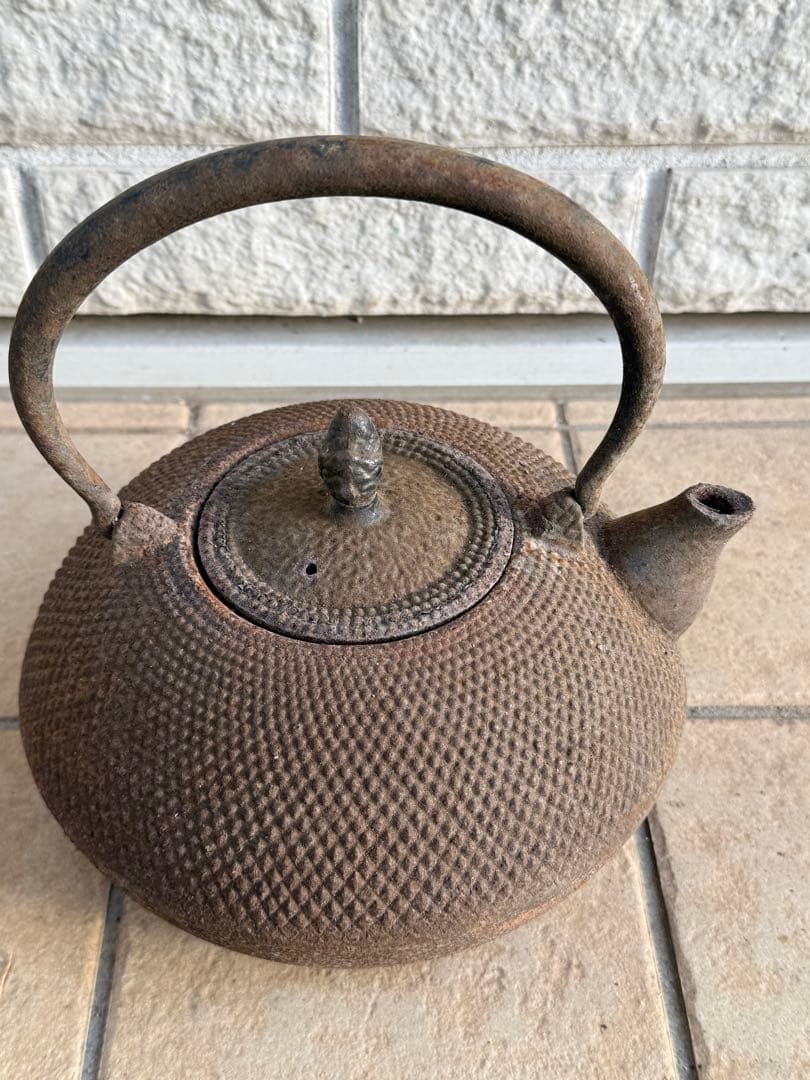 鉄製茶色丸型鉄瓶 取っ手付き