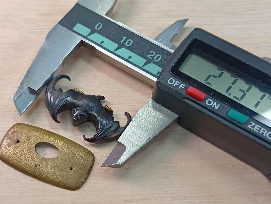 煙草入れ／蝙蝠前金具／在銘あり