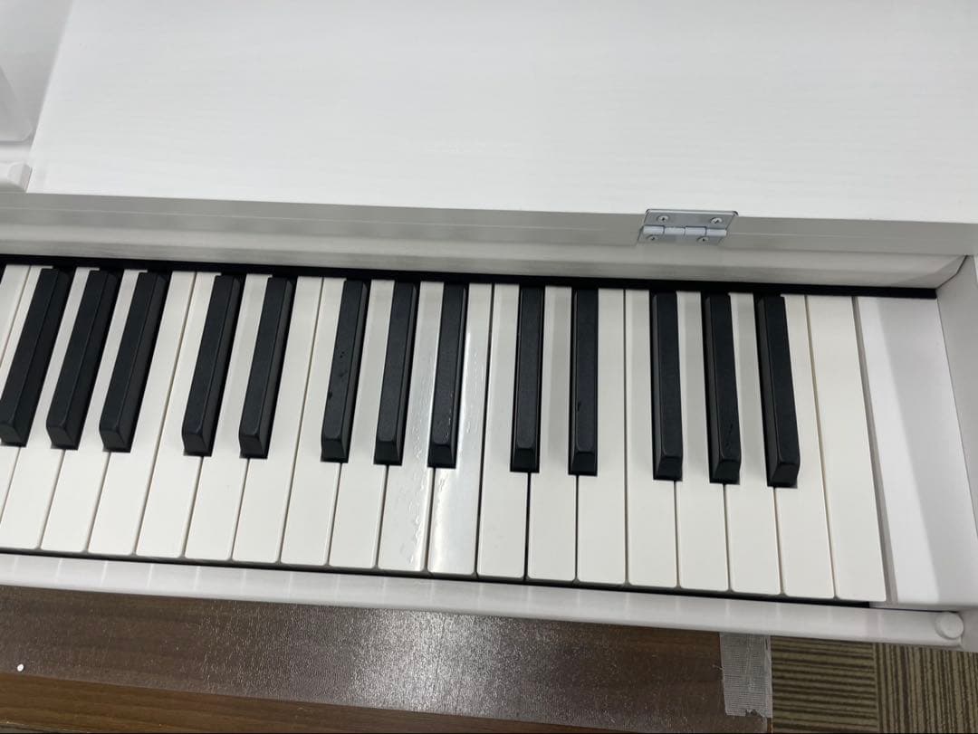 電子ピアノ88鍵盤　ハンマーアクション鍵盤　３本ペダル　　訳あり　ホワイト