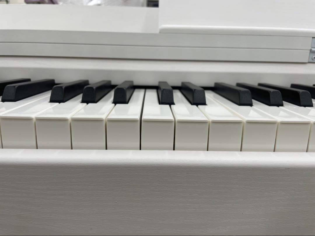 電子ピアノ88鍵盤　ハンマーアクション鍵盤　３本ペダル　　訳あり　ホワイト