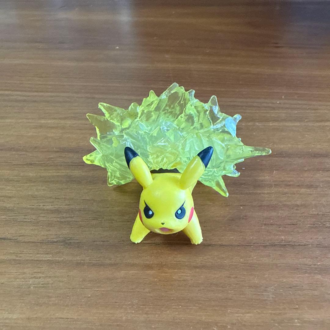ピカチュウ フィギュア エフェクト付き　スマホ置き