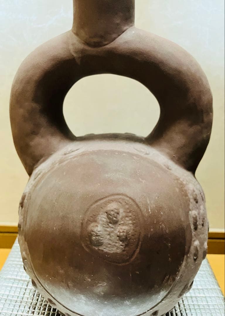 ペルー北海岸クピスニケ　クントゥル・ワシ遺跡の墓に副葬されていた鐙形土器レプリカ