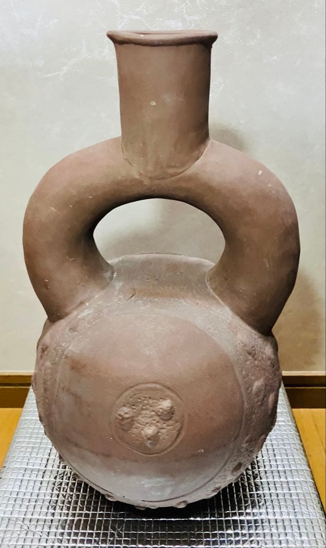 ペルー北海岸クピスニケ　クントゥル・ワシ遺跡の墓に副葬されていた鐙形土器レプリカ