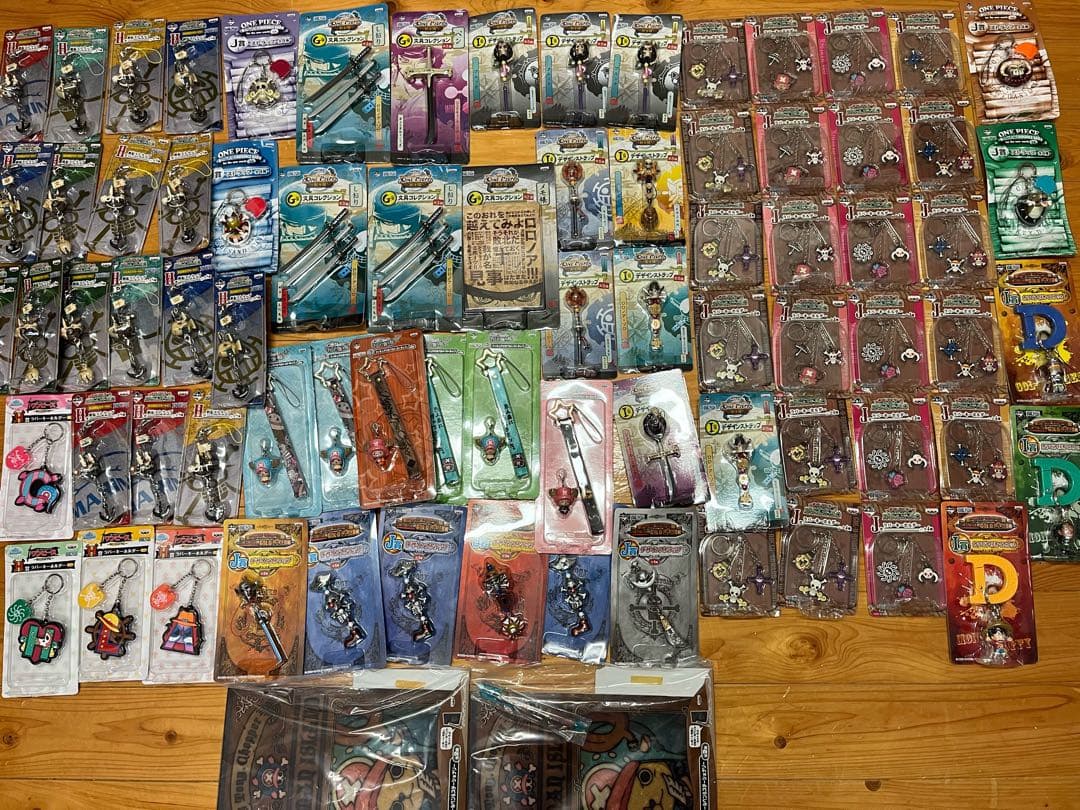 ワンピース　ストラップ　キーホルダー　カラナビ　　ほか　７７個　まとめ売り