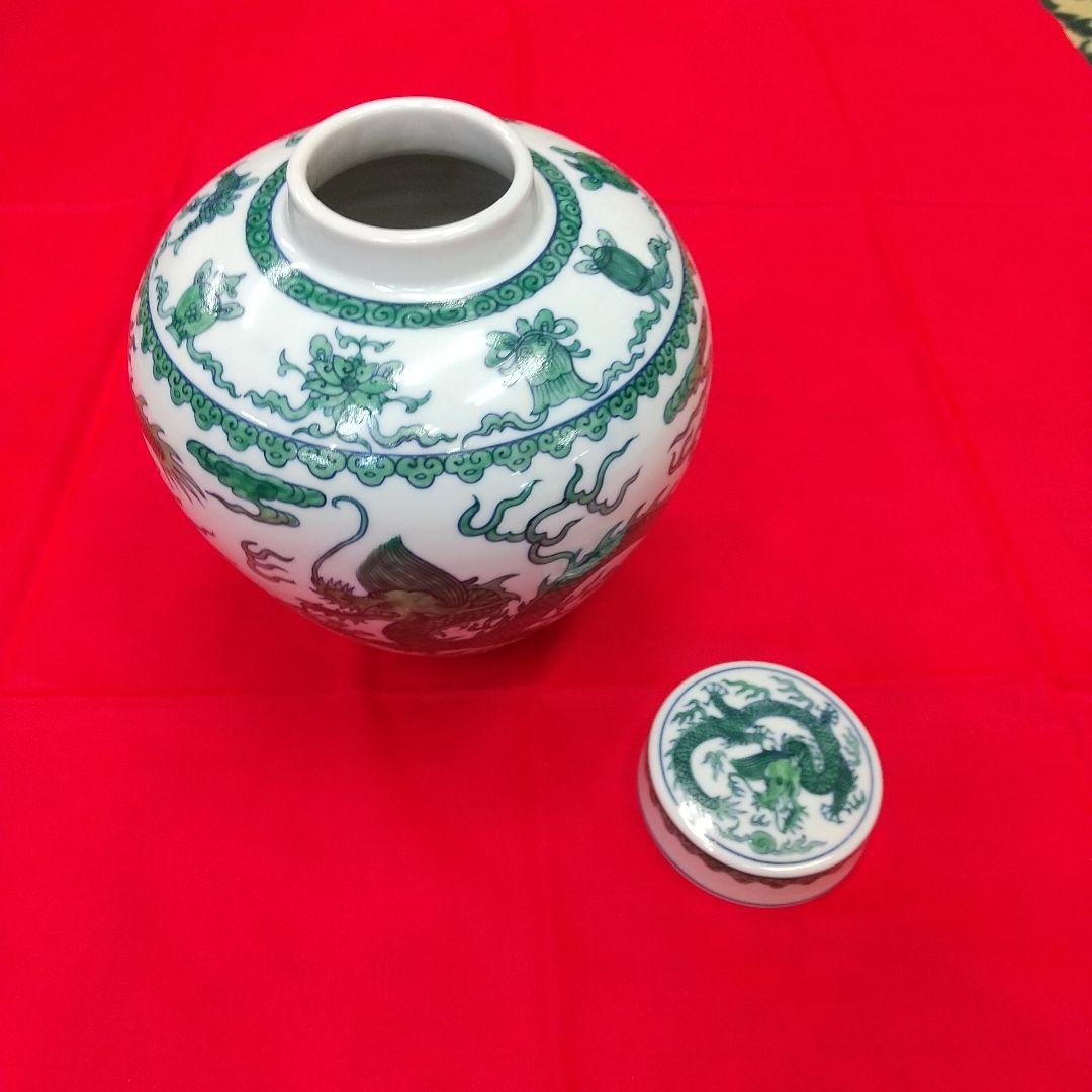 白と緑のドラゴン模様の陶器壺