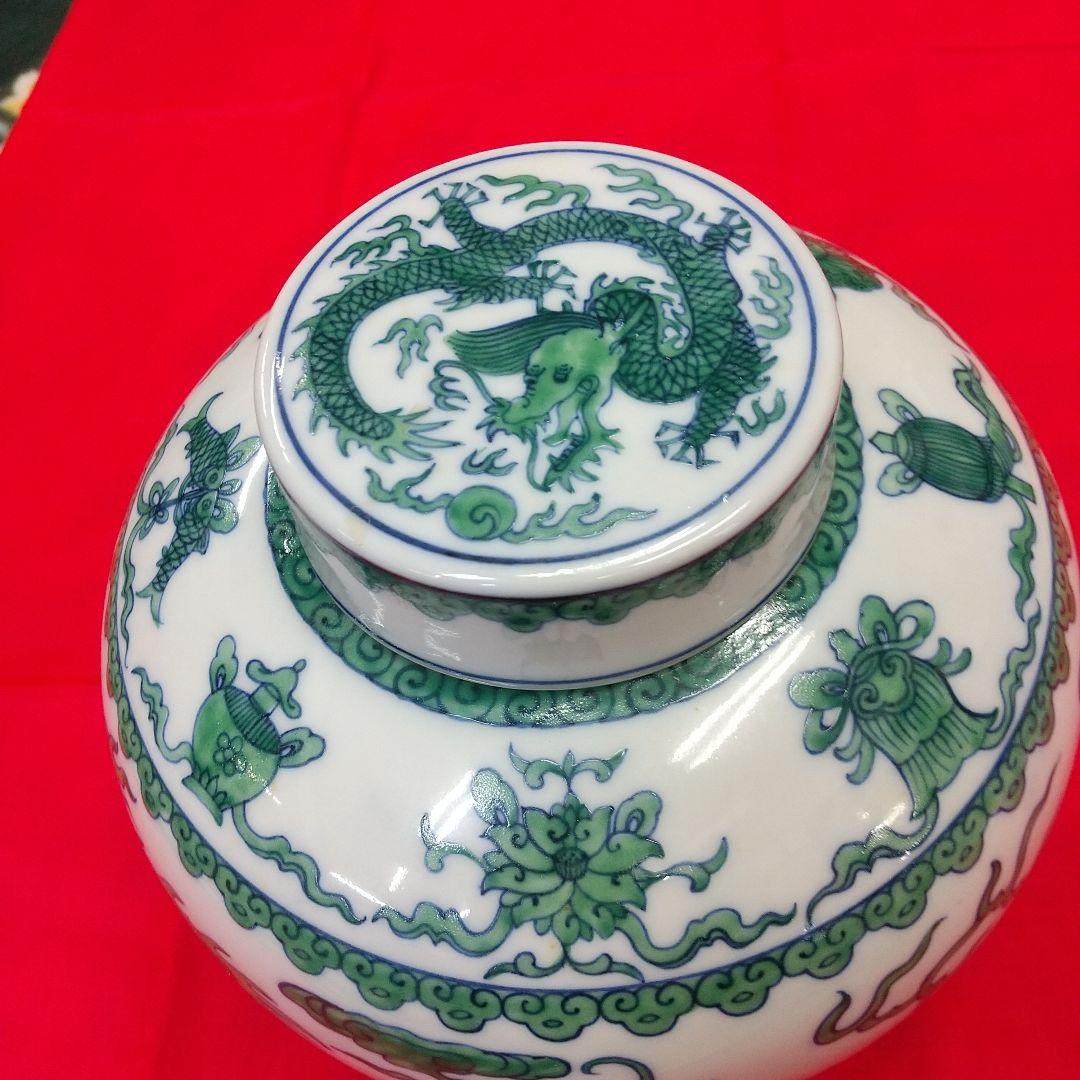 白と緑のドラゴン模様の陶器壺