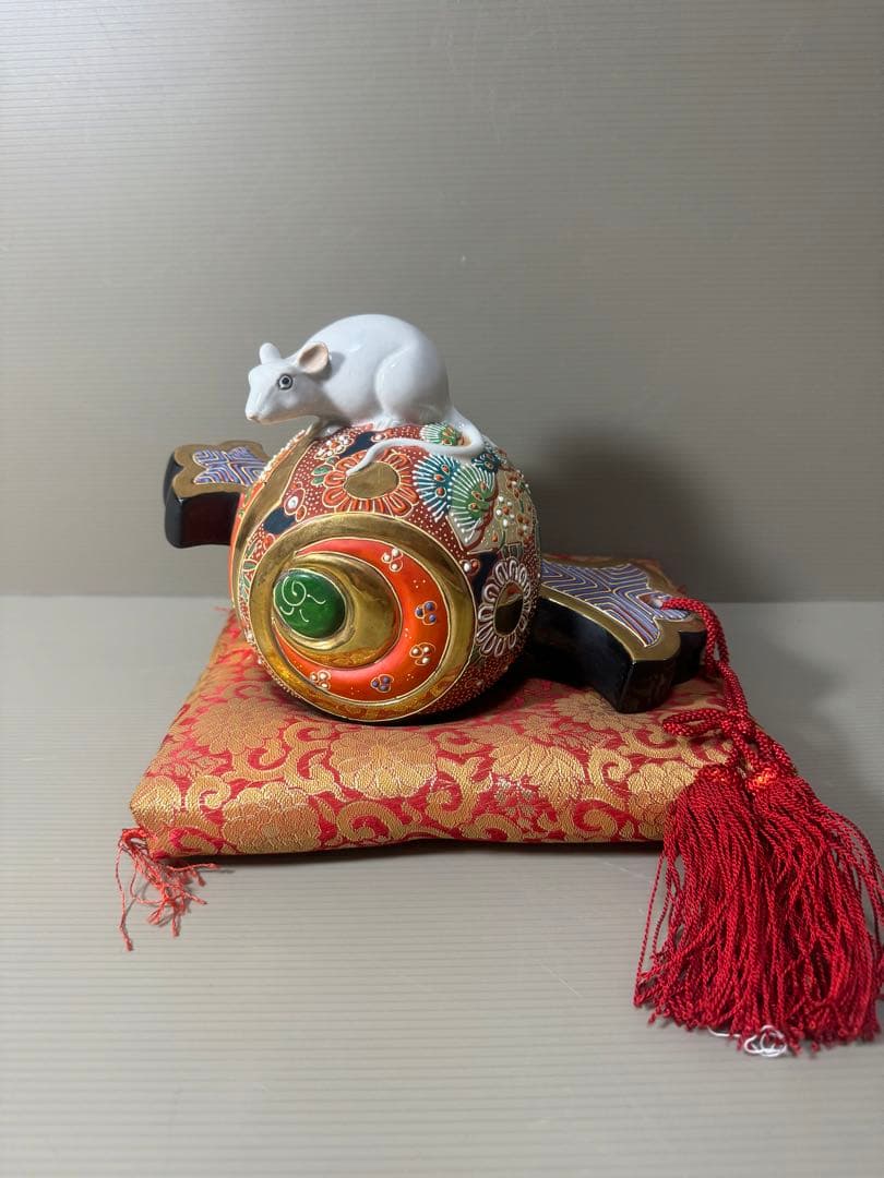 2118九谷焼 時代色絵 小槌に白ねずみ 干支置物　十二支子 縁起物　座布団付き