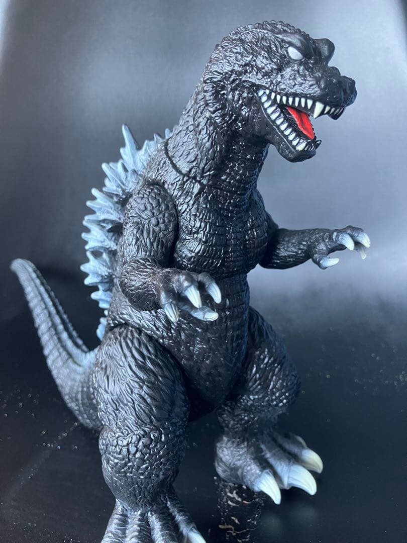 ゴジラ 2001・バンダイ　全長23センチ　美品