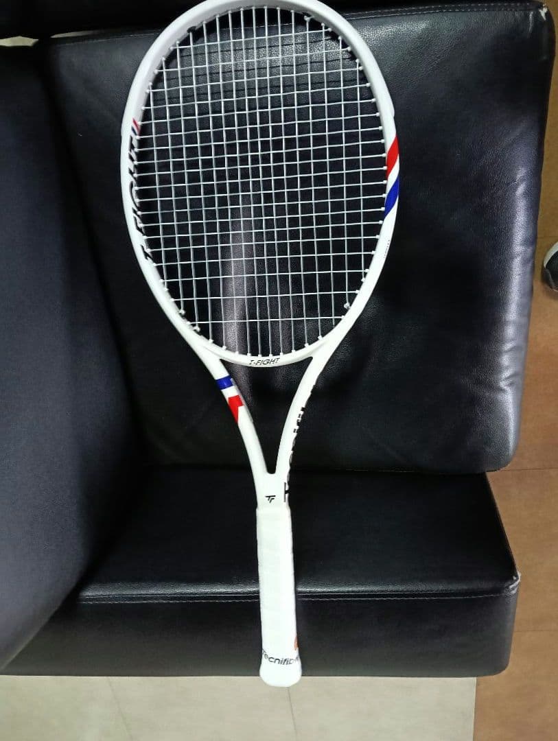 新品テクニ ファイバーT-FIGHT100インチ300ｇ未使用ガット付き