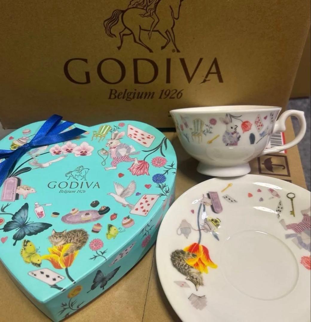 GODIVA ハート型ボックス チョコレート、カップ&ソーサーセット