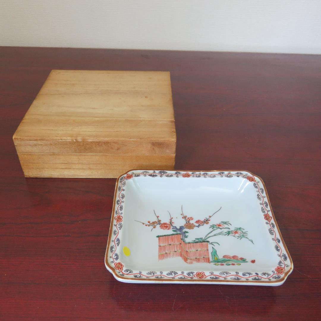角皿 江戸 中期 後期 柿右衛門様式 花唐草 松竹梅 花弁縁 木箱