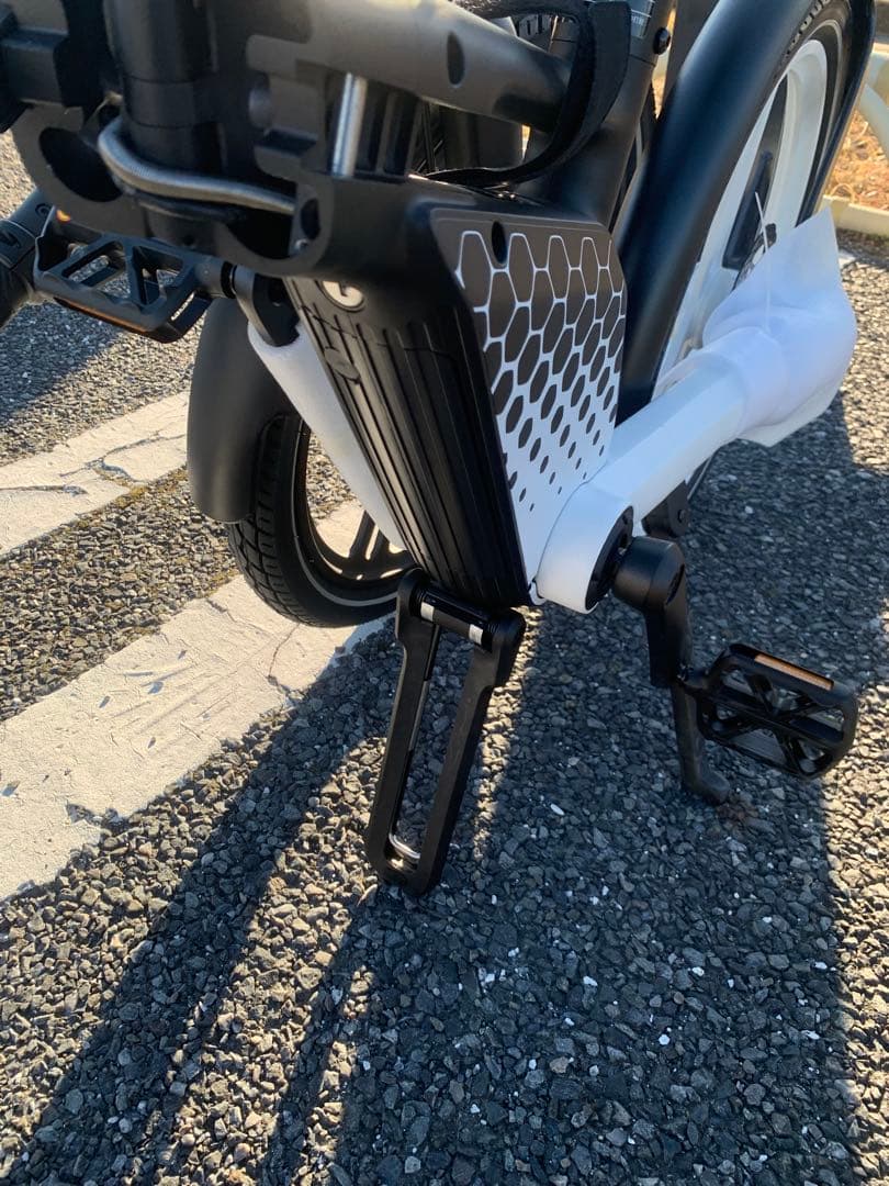 新品HONBIKE 電動アシスト自転車　黒白(カゴ、空気入れ付き)