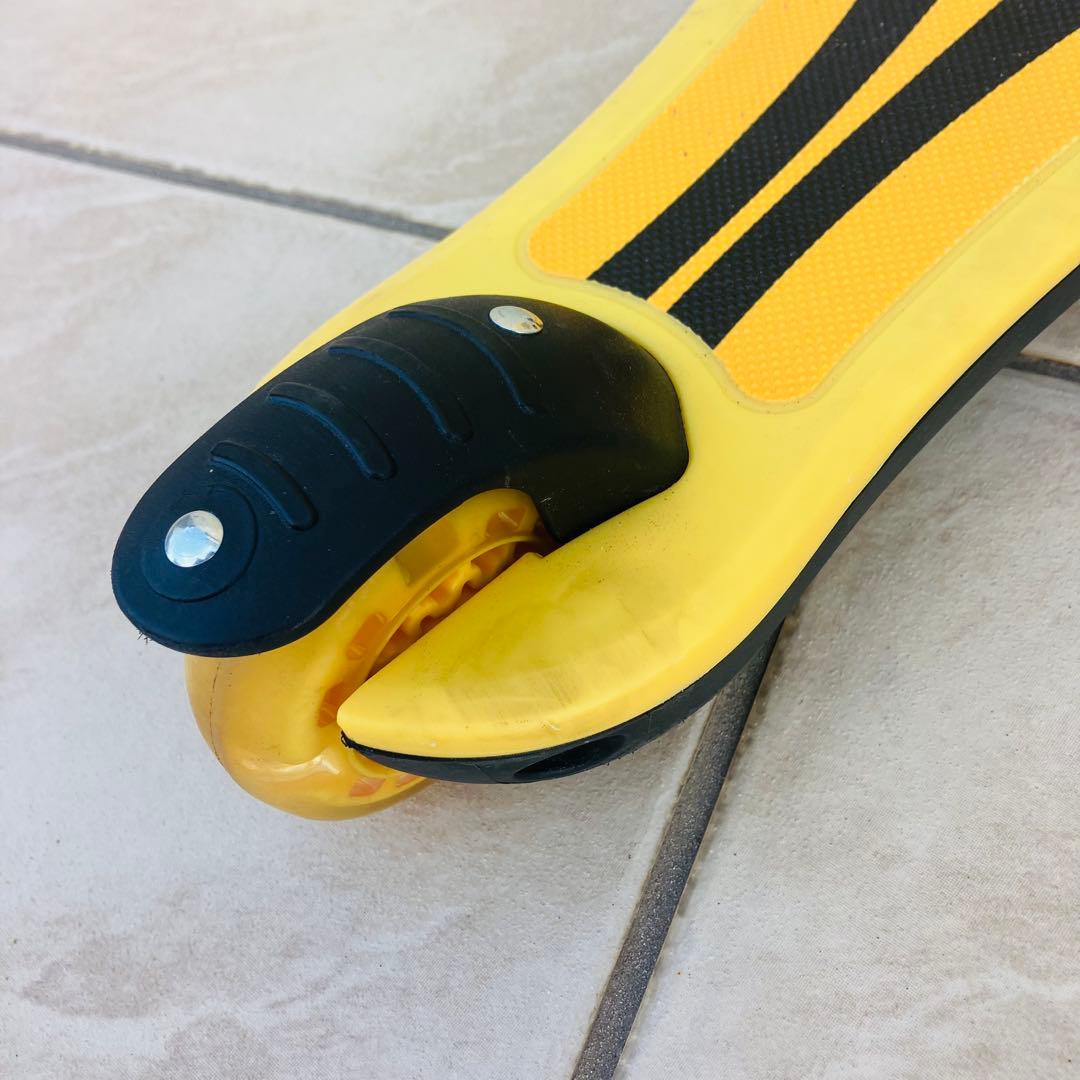 KÜB黄色い三輪スケーターホイール LEDライト　座ったり立ったりして乗れます