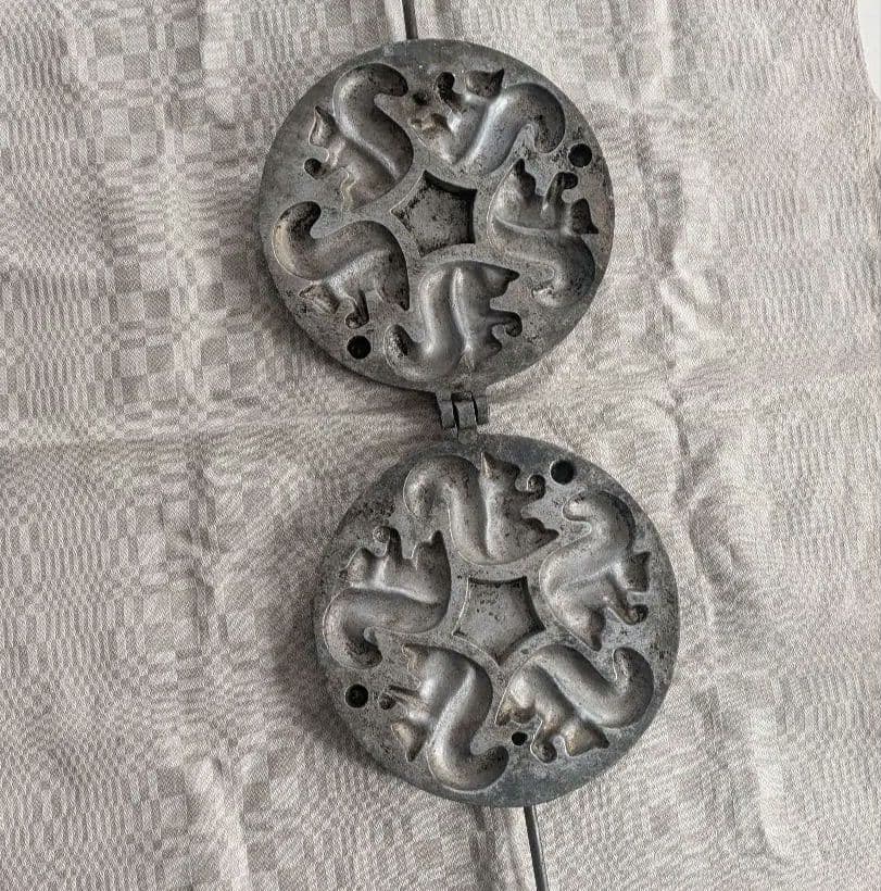 北欧　リトアニア　アンティーク焼き型 リス