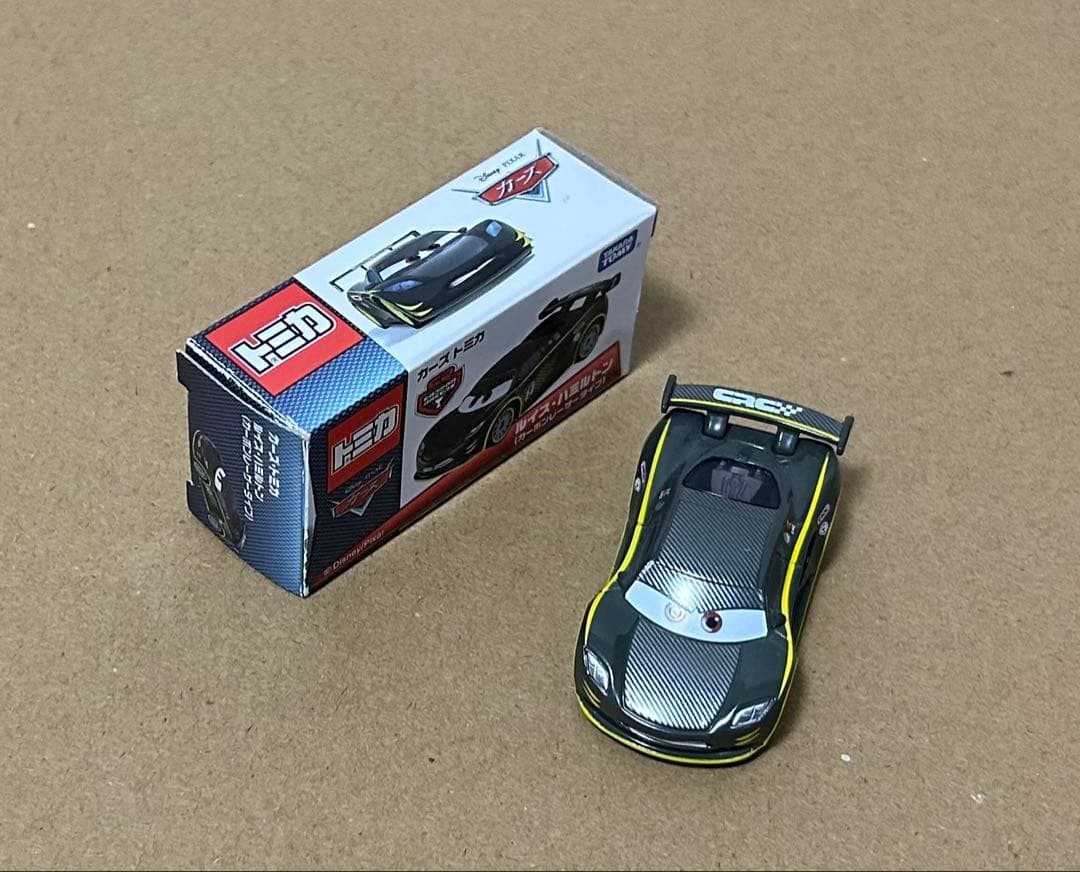 トミカ　カーズ　ルイス・ハミルトン(カーボンレーサータイプ)