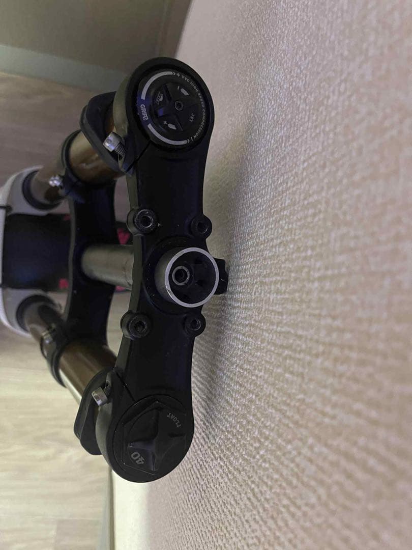 2021 ファクトリーシリーズ 40 フロート 27.5 203MM グリップ2