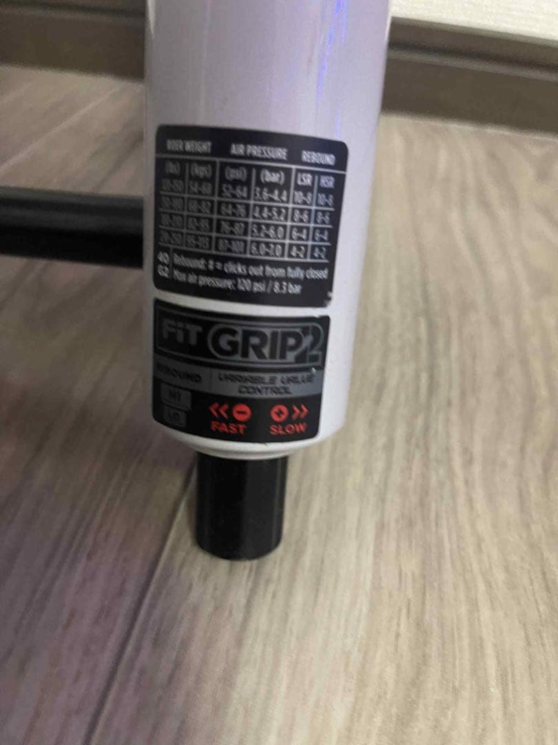 2021 ファクトリーシリーズ 40 フロート 27.5 203MM グリップ2