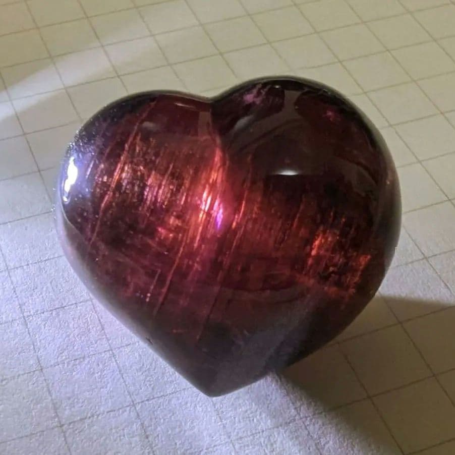 【美品】イーダーオーバーシュタイン磨きのレッドトルマリン（キャッツアイ効果）