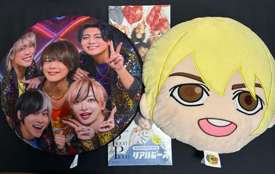 未開封写真集2冊　クッション2個　リアルピース