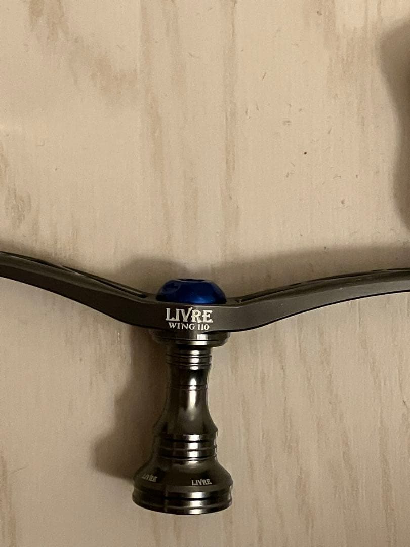 LIVRE WING 110 リールハンドル シルバー/ブルー　ダイワ用