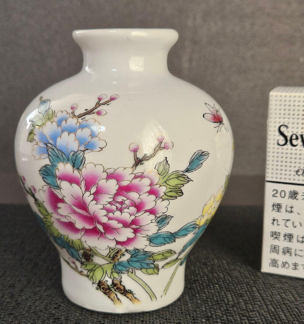 中国美術　中国陶磁器　色絵粉彩　牡丹に蝶々の図　小壺　花入れ　花瓶　オブジェ