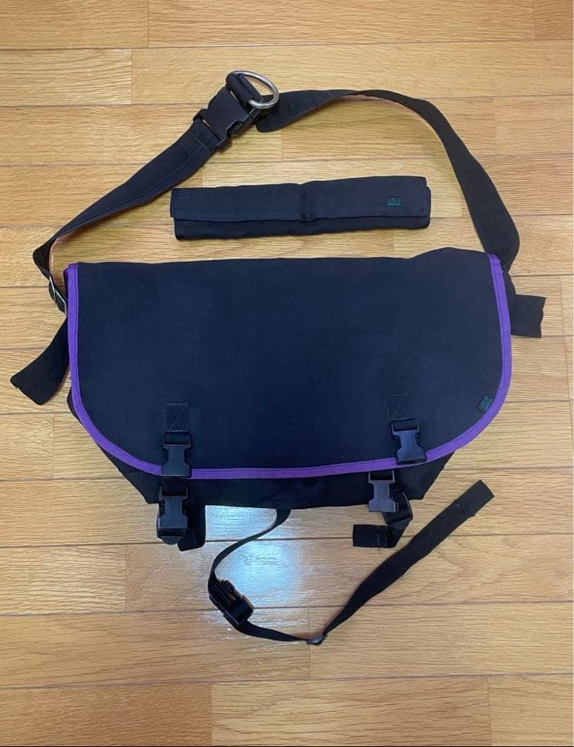 MERメッセンジャーバッグ ブラック/パープル