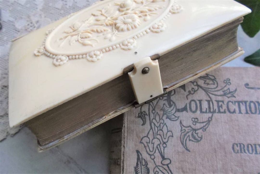 フランスアンティーク■アイボリーの表紙の祈祷書 花 古い本　セルロイド