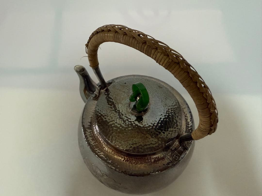 純銀製 蓮の彫刻 槌目 口打出湯沸 銀瓶 煎茶道具